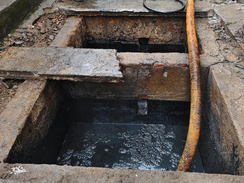 天正和鸣清理化粪池